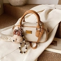 Mini sac Boston crème et marron avec breloque ours et chaîne perlée sur blazer blanc - Avec Pendentif / Blanc Cassé