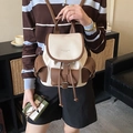 Mochila retro de mujer en contraste crema y marrón con cierre de cordón ajustable - Marrón