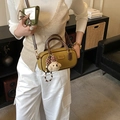 Sac à main cylindrique vert olive avec bandoulière en cuir brun et breloque ours - Avec Pendentif / Marron Jaune