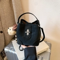 Borsa a secchiello nera opaca minimalista con chiusura a scatto e ciondolo a orsetto - Nero con ciondolo