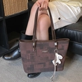 Borsa a secchiello vintage marrone scuro con motivi geometrici e ciondolo a cavallo - Caffè con Ciondolo