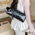 Schicke schwarze Zylindertasche mit weißen Punkten, Fransenquaste und Herz-Klappendetail - Schwarz