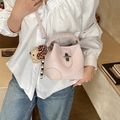 Borsa a secchiello minimalista in pelle rosa con chiusura argento e ciondolo a orsetto - Rosa con ciondolo
