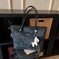 Grande borsa shopper con motivo pixel grigio scuro e sottili spalline nere eleganti - Nero con ciondolo