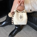 Borsa a secchiello bianco crema minimalista con ciondolo a orsetto e chiusura argento - Beige Con Ciondolo