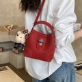 Borsa a secchiello rossa minimalista in pelle opaca con ciondolo a forma di orsetto - Rosso con Pendente