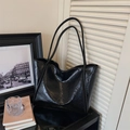 Grand sac fourre-tout noir brillant à texture froissée avec de longues anses - Sans Pendentif / Noir