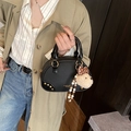 Sac à main oreiller noir tendance avec clous dorés, texture litchi et breloque ours - Avec Pendentif / Noir