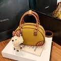 Sac Boston chic jaune moutarde avec poignées marron et un joli charme de chien en peluche - Avec Pendentif / Marron Jaune