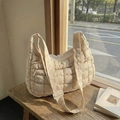 Bolso de hombro acolchado beige elegante con correa ajustable y textura suave acolchada - Blanco Roto
