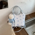 Sac seau bleu et blanc à imprimé floral avec pendentif ours et poignée nouée - Bleu avec Pendentif