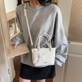 Cremeweiße Eimertasche mit Spitzenschleife und Perlenanhänger im Crossbody-Stil - Cremeweiß Mit Anhänger