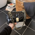 Schicke schwarze gesteppte Umhängetasche mit glänzendem Finish und goldener Kette - Schwarz