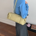 Borsa a bauletto cilindrica giallo chiaro minimalista con spalline sottili e pelle opaca - Verde