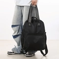 Sac à dos et sac à main noir pour femme de grande capacité porté par un mannequin - Noir