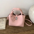 Sac seau rose en cuir grainé avec fermoir rotatif argenté et double poignée - Rose