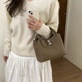 Sac seau femme en cuir gris éléphant à grain lychee avec fermoir métallique - Kaki
