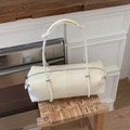 Borsa bowling minimalista bianco crema con manici lunghi e trama in pelle sintetica liscia - Bianco
