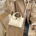 Sac seau chic en cuir crème avec fermoir argenté et bandoulière amovible élégante - Blanc Cassé