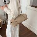 Borsa bowling minimalista beige in pelle opaca, con manici lunghi per il porto sottospalla - Cachi