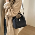Sac seau chic en cuir grainé noir avec fermoir rotatif argenté et bandoulière - Noir