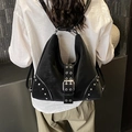 Sac à dos punk en similicuir noir avec clous argentés et boucle à œillets chic - Noir