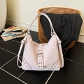 Sac hobo rose style punk avec rivets argentés et boucle métallique réglable élégante - Rose
