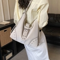 Sac fourre-tout chic blanc crème avec rivets, boucle argentée et accents métalliques - Khaki Clair