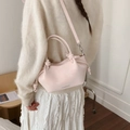 Detail der rosa Eimer-Tasche mit Litschimuster, Knotengriff und Schultergurt - Einzelne Tasche / Rosa