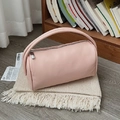 Rosafarbene zylindrische Lederhandtasche mit Griff und silbernem Reißverschluss - Rosa