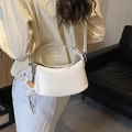 Sac à bandoulière blanc en demi-lune en similicuir avec un pendentif cheval élégant - Beige Avec Charme