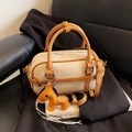 Elegante borsa Boston bianco crema con manici in pelle marrone e ciondolo a cavallo - Beige Con Ciondolo