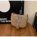 Borsa a tracolla bohémien in paglia intrecciata con perline colorate e nappe sfrangiate - Cachi