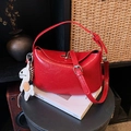 Sac demi-lune rouge chic en cuir poli avec un charm de cheval blanc élégant - Rouge avec Pendentif
