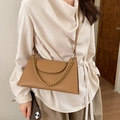 Borsa a tracolla trapezoidale in pelle litchi marrone con catena e cinturino sottile - Cachi