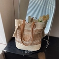 Grande borsa tote in paglia boho con spalline in pelle marrone e nappa di conchiglie - Bianco Sporco