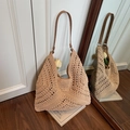 Borsa tote in maglia artistica con cinturini in pelle in un ambiente domestico minimalista - Cachi