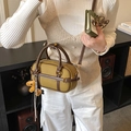 Mini borsa Boston giallo senape con finiture marroni e ciondolo a orsetto a tracolla - Marrone Giallastro Con Ciondolo
