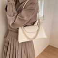 Borsa sottobraccio beige grana litchi con catena decorativa e tracolla sottile - Bianco