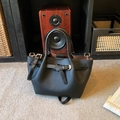 Borsa a mano minimalista in pelle martellata nera con fibbie argento e manici - Nero