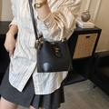 Sac seau en cuir noir avec surpiqûres blanches contrastées et fermoir doré chic - Noir