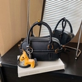 Elegante borsa a mano Boston nera con cuciture bianche a contrasto e ciondolo cavallo - Nero con ciondolo