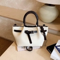 Elegante borsa a mano in pelle bianca con manici marroni e tracolla regolabile - Bianco Sporco