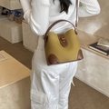 Sac seau contrasté jaune moutarde et marron foncé avec bandoulière réglable et fermoir - Marron Jaune