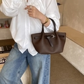 Borsa a mano minimalista in pelle marrone scuro con motivo litchi e fibbia vintage - Marrone