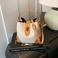 Sac seau bicolore crème et marron avec boucle en J dorée et bandoulière réglable - Blanc Cassé