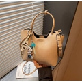 Détails du sac seau en similicuir beige avec poignée en anneau et pendentifs décoratifs - Avec Pendentif / Kaki