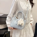 Sac seau bleu clair en simili cuir avec anse foulard et breloque mouton sur mannequin - Avec Pendentif / Bleu