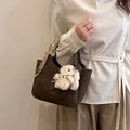 Braune Beuteltasche in Matt-Optik mit Karo-Schal-Griff und Plüsch-Hasen-Anhänger - Mit Anhänger / Braun