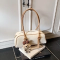 Bolso baguette Boston vintage crema con ribete marrón y colgante de oso de peluche - Con Colgante / Blanco Roto
